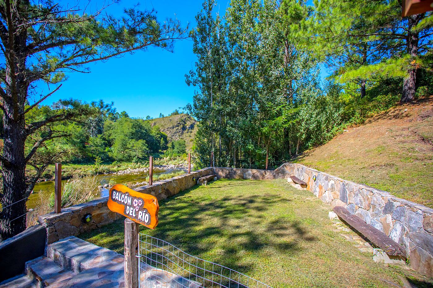 El Balcón del Río: sector verde junto al río, compartido por las dos casas