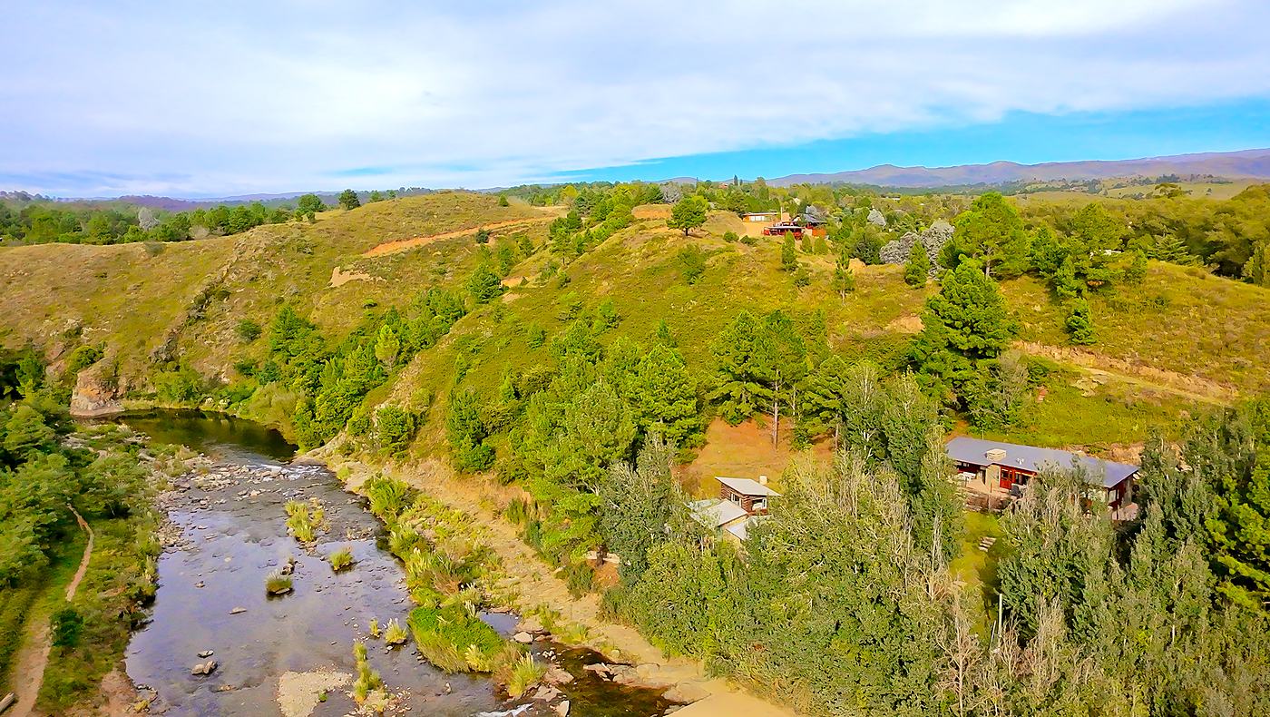 Vista aérea del río El Durazno con las casas entre las sierras